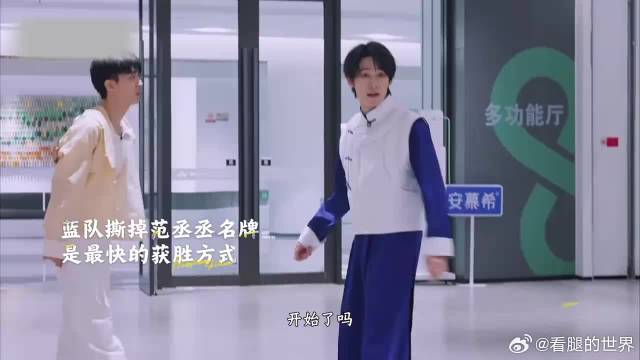 张真源撕名牌1v2，衣服扯烂了也不放弃，这段看得太热血