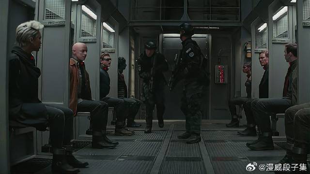 外星人前来围攻，普通士兵不是对手被屠戮殆尽