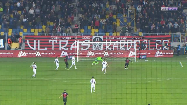 土超赛场现惊人失误,球员踢飞必进球