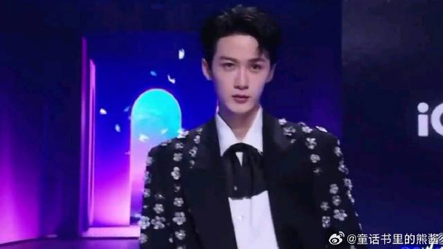 红毯压轴！檀健次顶流气场登场，帅！