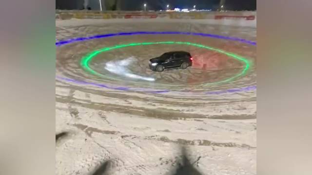 呼伦贝尔游客偷玩冰锅被困锅底 救援员加班“捞车”