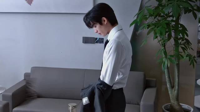 靳朝李雾等主演回应宋威龙新剧热议