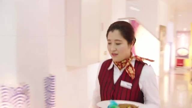 顾客投诉菜太咸了，大厨去外面一看原来是外甥女