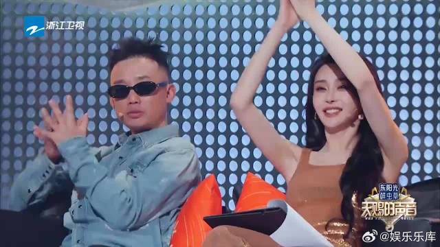 梁咏琪太稀罕陈立农，唱完就把他搂怀里，当亲弟一样