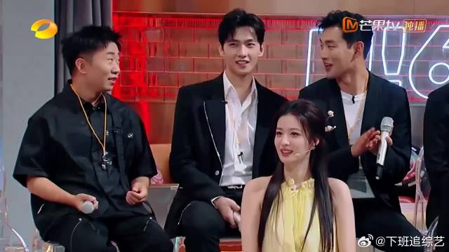 杨洋王楚然好甜，两人紧贴脸羞到通红，魏大勋独自美丽