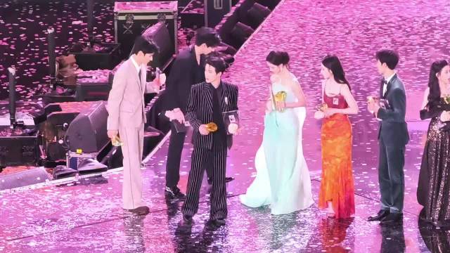 檀健次离场挥手告别，粉丝目送至看不见