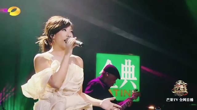 歌王林忆莲，我最钟情于她演绎的《崇拜》，每一句都直击心灵