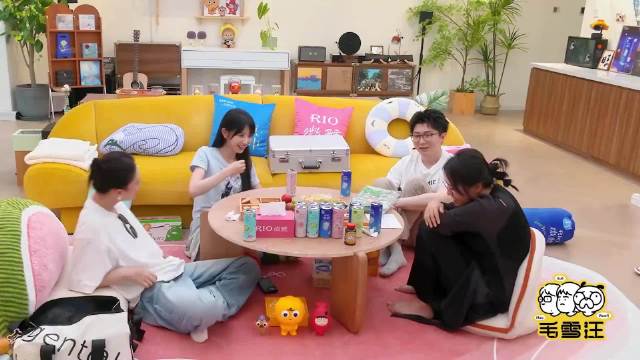 李雪琴李一桐张艺凡一起洗澡，脱了衣服就互相品，田曦薇看呆