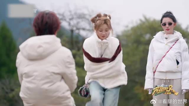 张真源卖萌把自己坑了！下秒被谈皮筋惩罚，还被逗红温