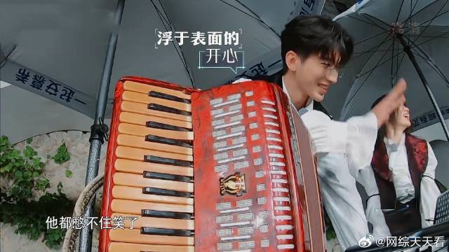 蔡徐坤拿到最高金币 下秒开心嘴角藏不住，单依纯：演技太拙劣了