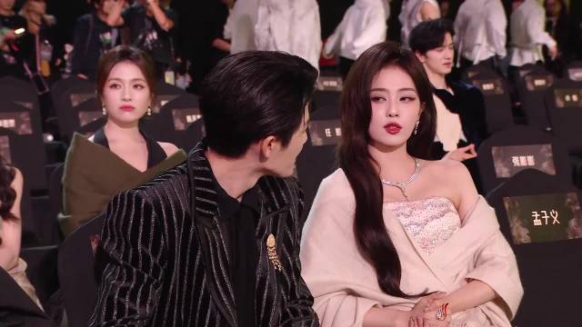 白鹿檀健次捂嘴说悄悄话