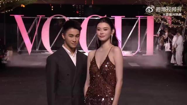 易梦玲透视纱走秀引热议，胡彦斌选角原因受关注