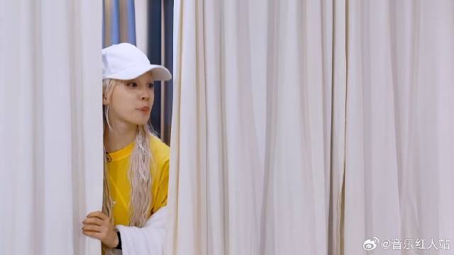 宋雨琦特意跑范丞丞跟前 呸，气呼呼的样子真的太可爱了！