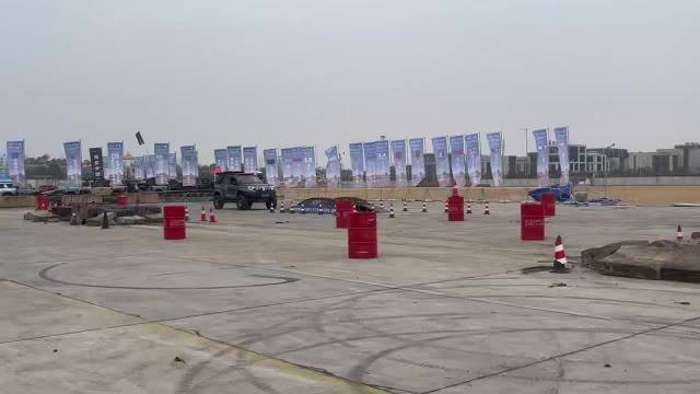 呼喊声中迷失了自我，真是个悲剧啊 越野玩的是姿态，想玩速度，走错片场了啊