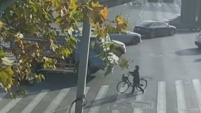 幸亏货车空载，又有头盔保命，不管开车骑车还是走路，一定远离大车盲区