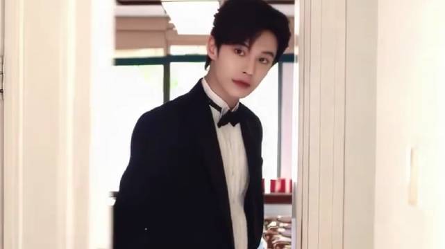 何与婚礼西装造型惊艳，与虞书欣上演私奔戏码