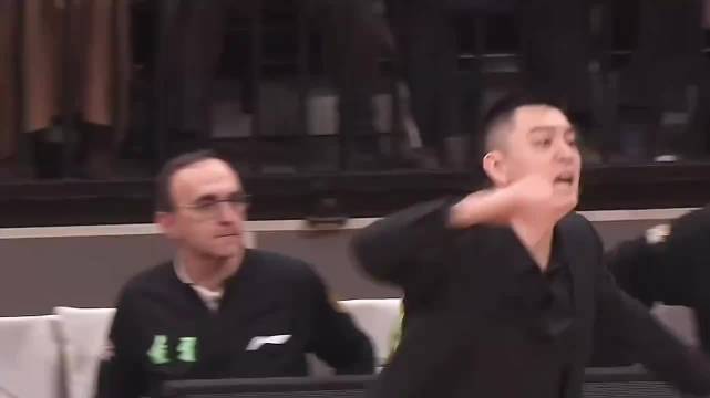 辽宁男篮罚球31比17负北京，杨鸣怒摔战术板遭驱逐