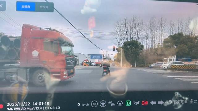 电动车闯红灯，躲过了拉管子的大货车，却没躲过旁边的小货车