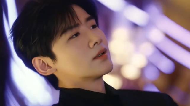 白敬亭跨年表情引热议