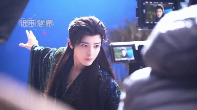 谭松韵笑场夸你真好看，侯明昊暗爽拍摄氛围轻松