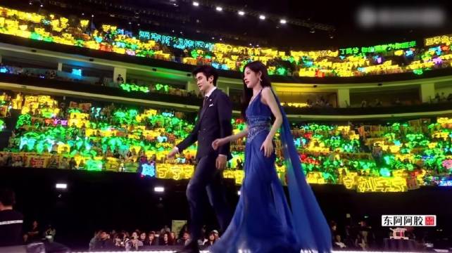 张云龙鞠婧祎星光大赏造型引热议，西装牛仔裤混搭吸睛