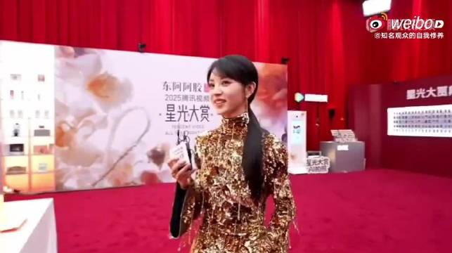 holding room里，@庞铮zzZ 在互动环节疑似漏掉了@鞠婧祎 ，星光大赏红毯