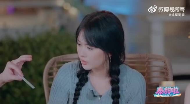 虞书欣Mike互动笑点密集，中文夸赞与表情提醒引爆欢乐