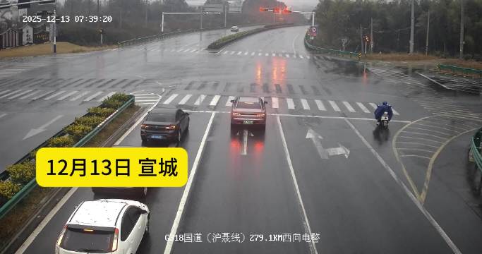 四轮车左转闯红灯与轿车相撞