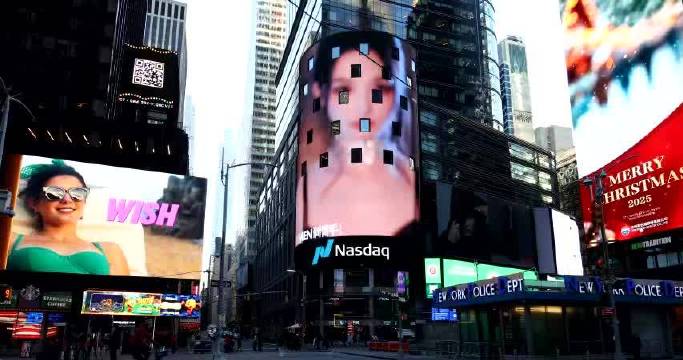 彭小苒生日混剪亮相纽约时代广场大屏