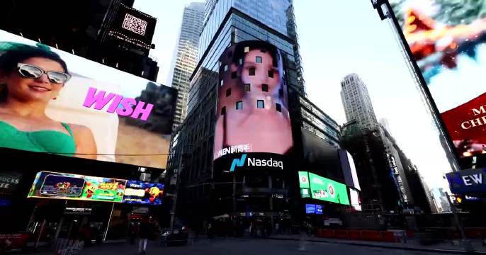 彭小苒亮相纽约时代广场大屏，携手《新青年》展现国际影响力