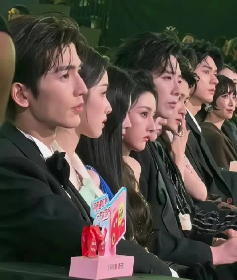 腾讯星光大赏众星侧颜比拼，张凌赫檀健次宋祖儿出众