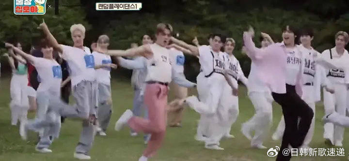 Psy鸟叔携That That集体打歌亮相出差十五夜