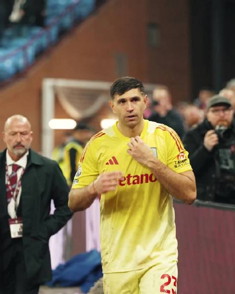 阿斯顿维拉门将与小球迷互动，圣诞快乐！