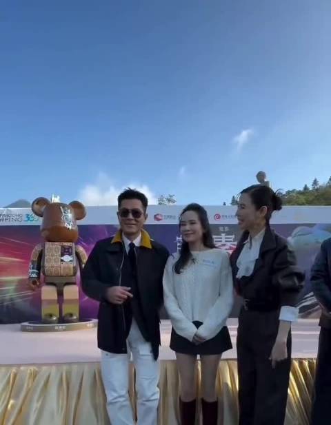 郭羡妮和古仔是许久重逢略显拘谨，应该是离开银幕有些时间了！