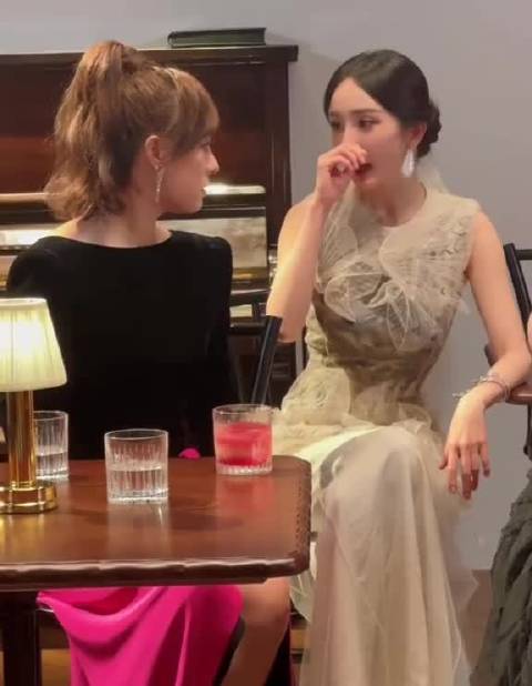 孙俪杨幂在聊什么 像极了我们闺蜜之间唠嗑