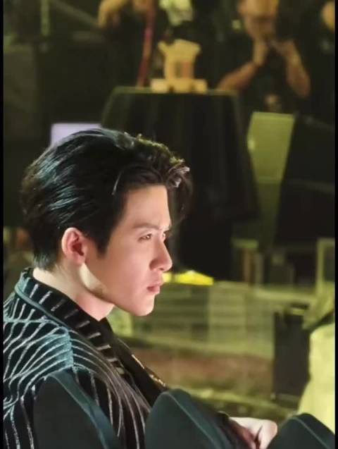 檀健次亮相星光大赏，暗光中眉目锋利成视觉焦点