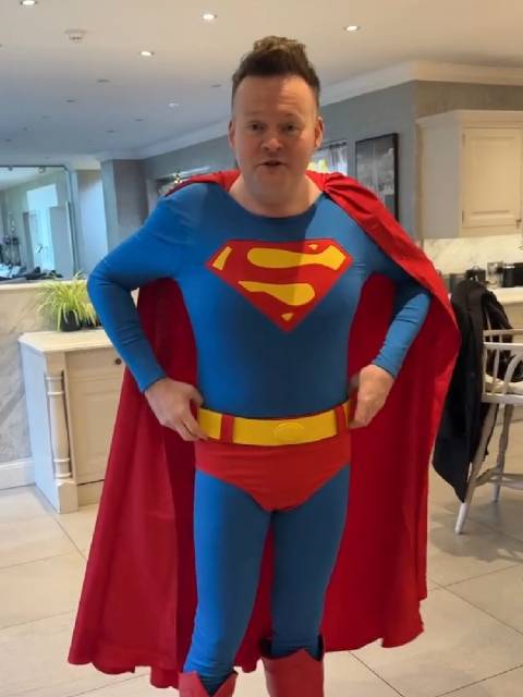 墨菲晒出动态，化身超人！胸肌非常健硕！