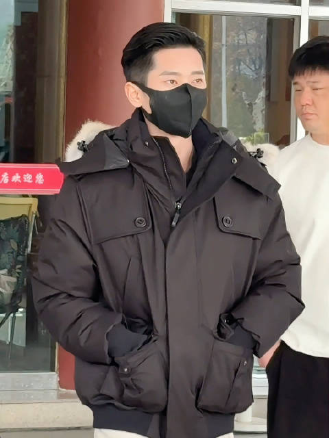 丞磊11月23日出妆帅照曝光