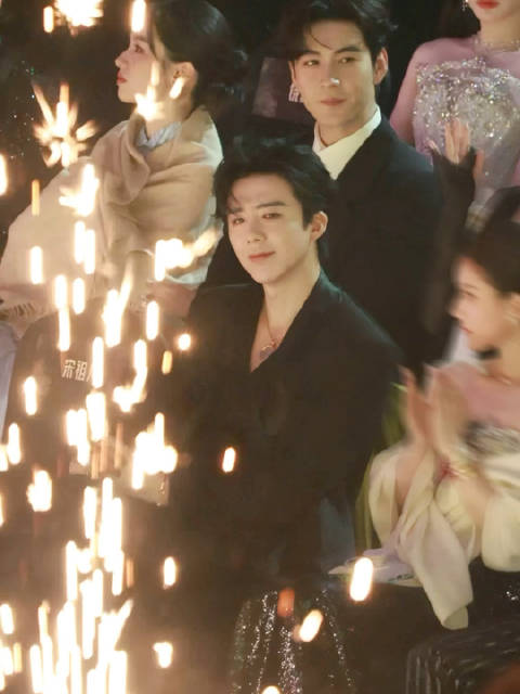 刘宇宁自称地球团老大，粉丝抓拍魅力瞬间