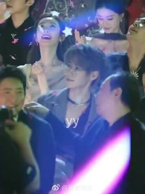 张艺凡彩带间展仙气美如月下花香