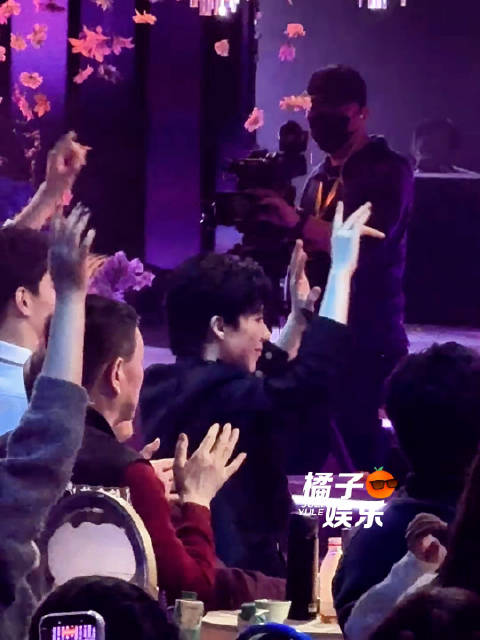捕捉到一个台下超捧场的刘宇宁 宇宁哥完全捧场王来着