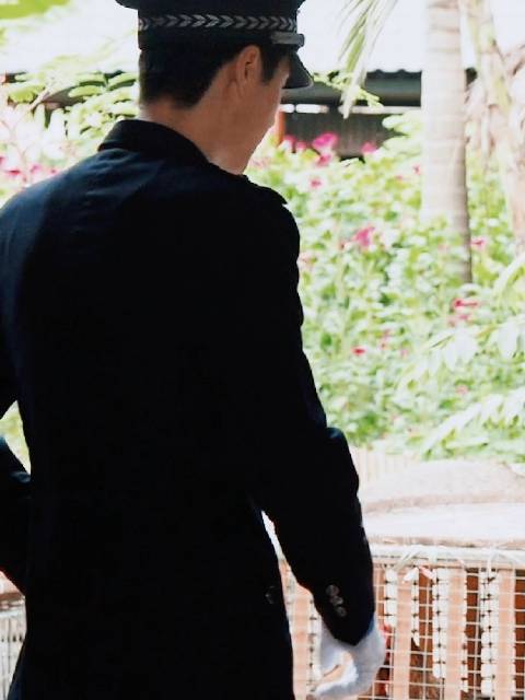 陈警官这背影真帅 @UNIQ-王一博 王一博