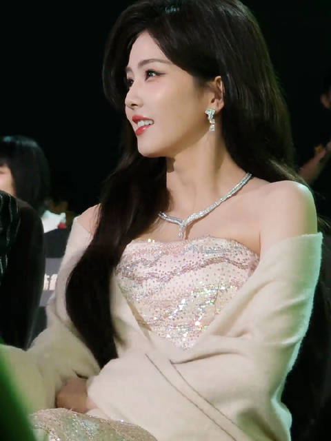 太迷人了，这个笑容好治愈 ··