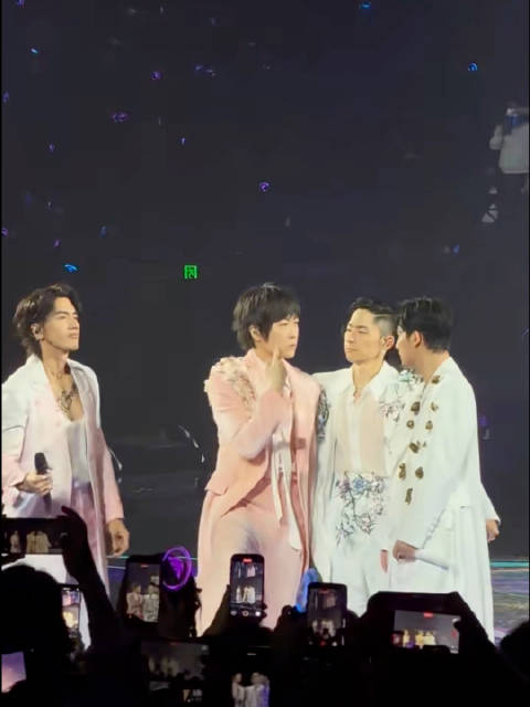 五月天阿信演唱会踩空摔落舞台，言承旭周渝民吴建豪迅速救援