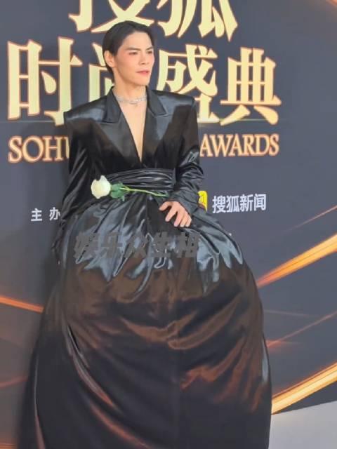 向佐亮相搜狐时尚盛典 这穿搭和妆容真的好看吗？