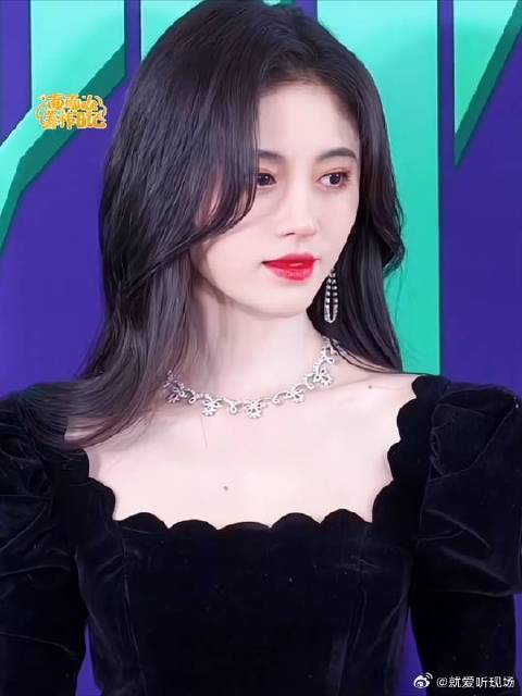 不止是耳环消失术 3年前的黑丝绒红毯放到现在也是相当炸裂的程度