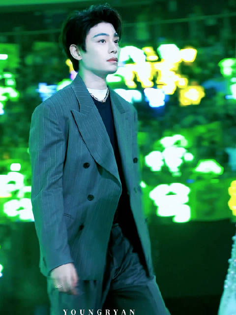 上台走路这一段帅飞了