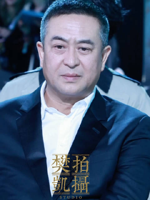 和于和伟并称“叔圈”两大老戏骨的张嘉译，于叔戏剧派代表，张叔生活派代表！