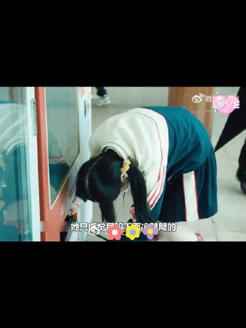 女孩蹲下拿水时雨伞从天而降