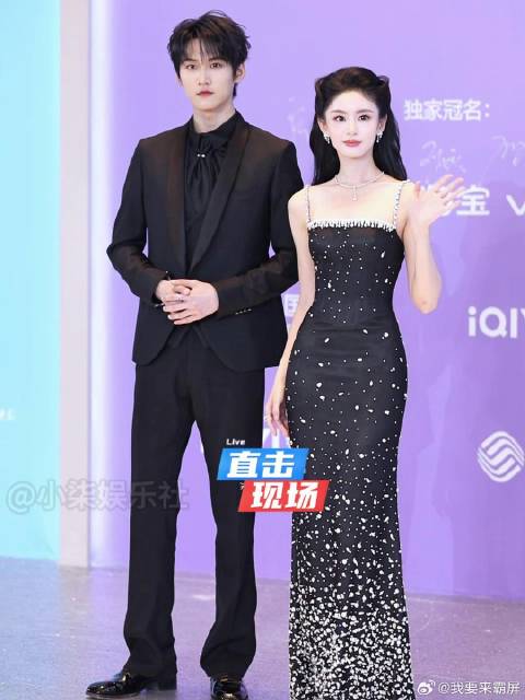 周柯宇赵晴亮相尖叫之夜红毯，好般配的两张脸，对我的眼睛太友好